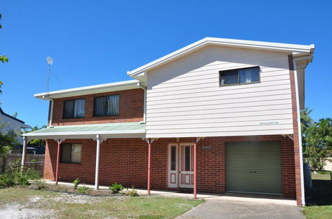 31 Bombala Crescent - Two Storey Home With Covered Outdoor Deck, Fully Fenced Backyard. Pet Friendly - Click Find 3