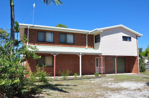 31 Bombala Crescent - Two Storey Home With Covered Outdoor Deck, Fully Fenced Backyard. Pet Friendly - Click Find 0