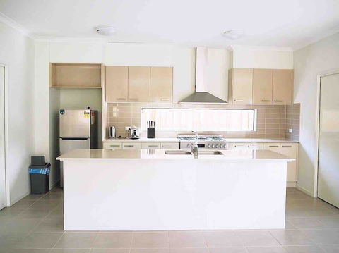 4 Bed 2 And A Half Bath Luxury Villa In Point Cook - Bet 4u 1