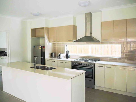 4 Bed 2 And A Half Bath Luxury Villa In Point Cook - Bet 4u 3