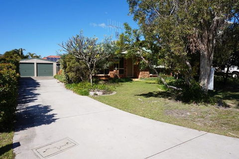 4 Boronia Place - Rainbow Beach, Perfect, Convenient Location, Fenced Yard - Click Find 0