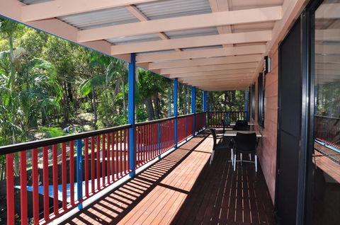 43 Double Island Drive - Two Level Holiday Home With Swimming Pool. Located Close To Beach And CBD - Click Find 2