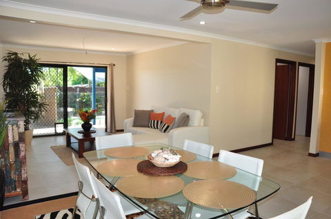 43 Double Island Drive - Two Level Holiday Home With Swimming Pool. Located Close To Beach And CBD - Click Find 1