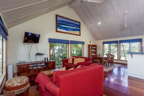 6 Ilmenite Avenue - Coastal Beach Shack Within Walking Distance To Patrolled Beach And CBD, - Click Find 0
