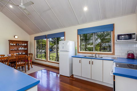 6 Ilmenite Avenue - Coastal Beach Shack Within Walking Distance To Patrolled Beach And CBD, - Click Find 1