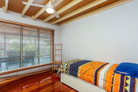 6 Ilmenite Avenue - Coastal Beach Shack Within Walking Distance To Patrolled Beach And CBD, - Click Find 2