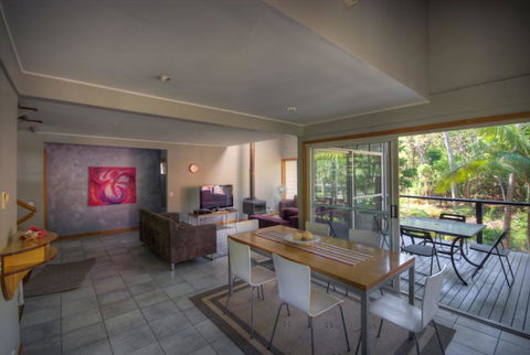 6 Satinwood Drive - Rainbow Shores, Stylish Beach House, Free WiFi - Click Find 1