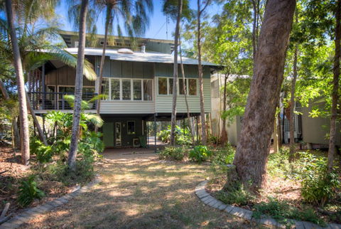 6 Satinwood Drive - Rainbow Shores, Stylish Beach House, Free WiFi - Click Find 0