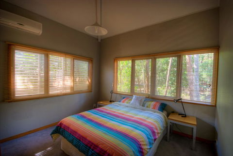 6 Satinwood Drive - Rainbow Shores, Stylish Beach House, Free WiFi - Click Find 2
