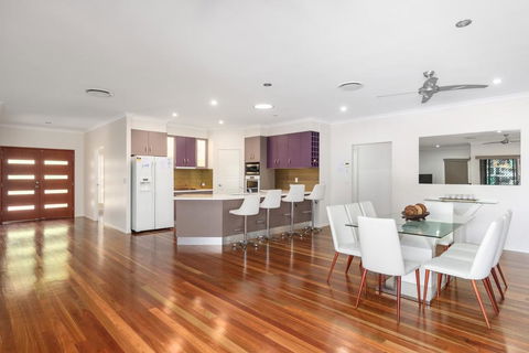 7 Ibis Court - Spacious Family Home With Large Outdoor Area, Swimming Pool & Ample Parking - Click Find 3