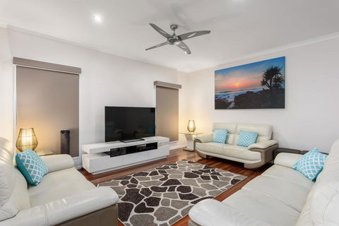 7 Ibis Court - Spacious Family Home With Large Outdoor Area, Swimming Pool & Ample Parking - Click Find 2