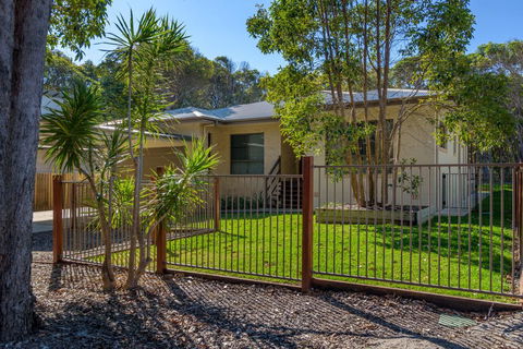 7 Ibis Court - Spacious Family Home With Large Outdoor Area, Swimming Pool & Ample Parking - Click Find 1