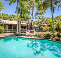 8 Satinwood Drive - Rainbow Shores Architecturally Designed Pool Walk to Beach - Click Find