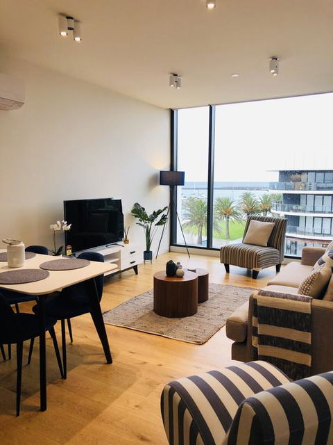 Absolute Waterfront Apt 319 Lighthouse - Bet 4u 3