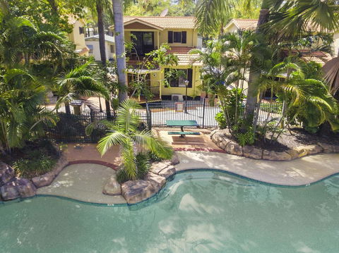Ashmore Palms Holiday Village - Click Find 0
