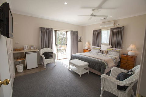 Batemans Bay Manor - Bed And Breakfast - Click Find 0