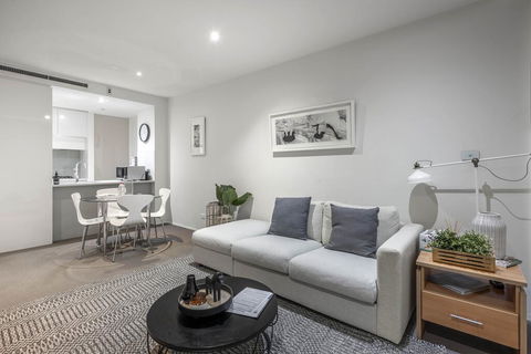 Beautiful Modern Lake View Apartment - Click Find 2