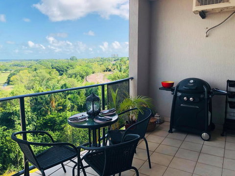 Beautiful Spacious City Apartment With Views Out To The Arafura Sea - Click Find 1