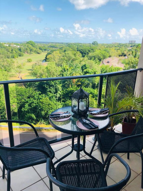 Beautiful Spacious City Apartment With Views Out To The Arafura Sea - Click Find 3