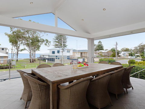 Beauty And The Beach', 88 Foreshore Drive - Large Home With WIFI & Water Views - Lawyer Find 0