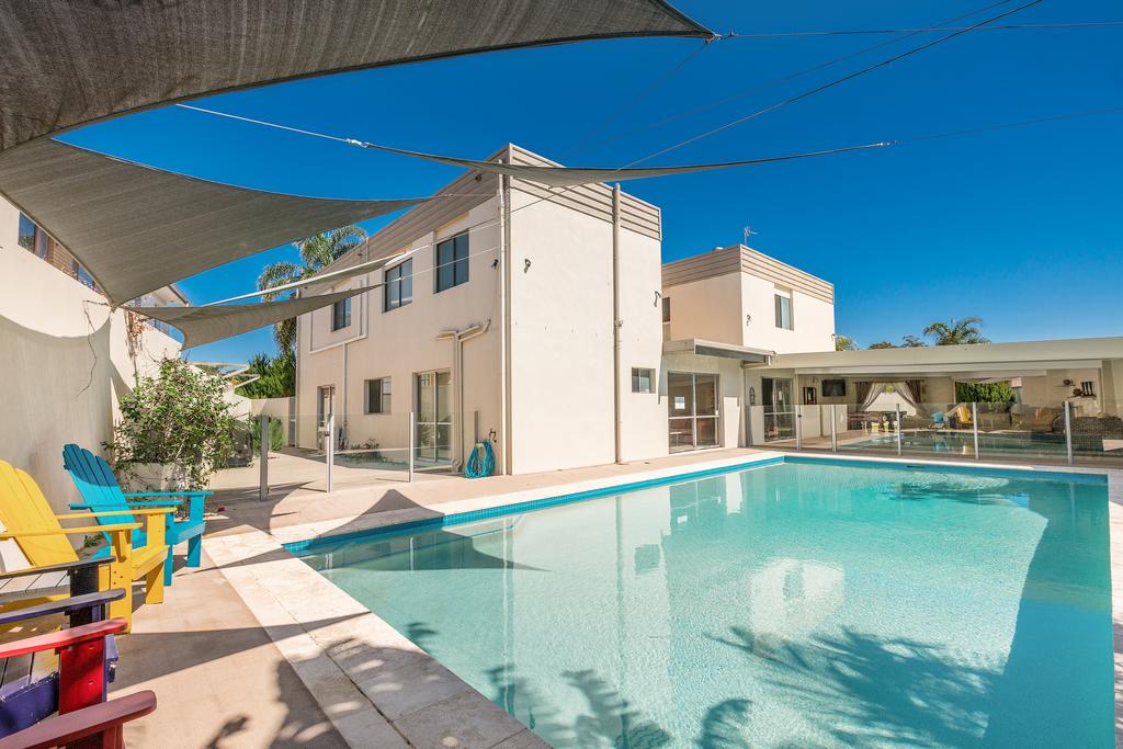 Accommodation Ashmore QLD Click Find