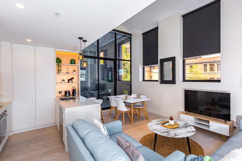 Bond Quarter Loft - Click Find 0