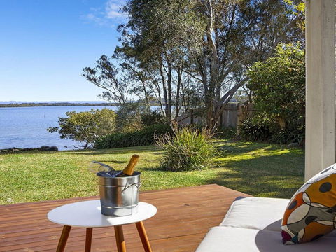 Braeside - Waterfront, Fireplace - Bet 4u 0