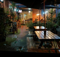 Bev and Mick's International Backpackers at Mcmahon's - Click Find