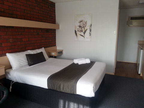 Big Valley Lakeside Paradise Motor Inn - Bet 4u 1
