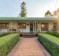 Birds 'n' Bloom Cottages - Click Find