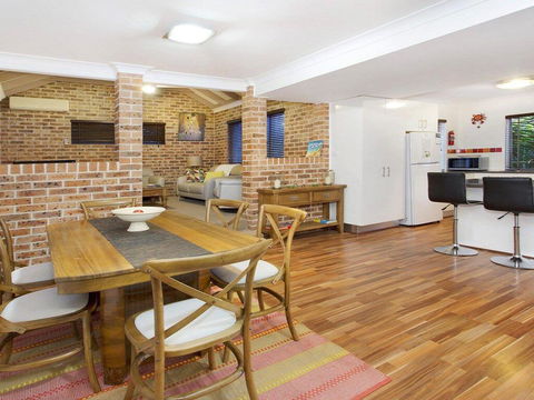 Bombo Blue - Pet Friendly Townhouse - Click Find 1