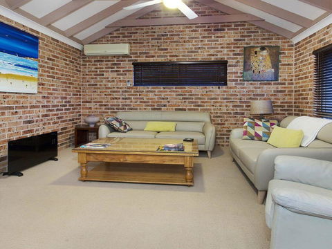 Bombo Blue - Pet Friendly Townhouse - Click Find 3
