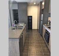 Bright Modern Stylish - Top Floor Apt - Woden - Local Finder