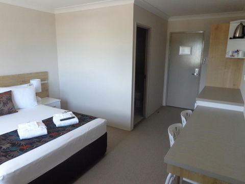 Castle Crest Motel - Click Find 2