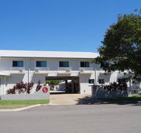 Castle Crest Motel - Click Find