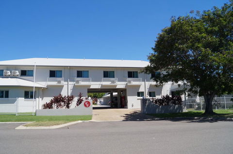 Castle Crest Motel - Click Find 0