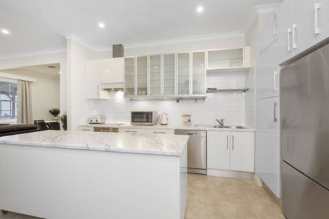 Central And Charming On Wallace - Bridge Guide 2