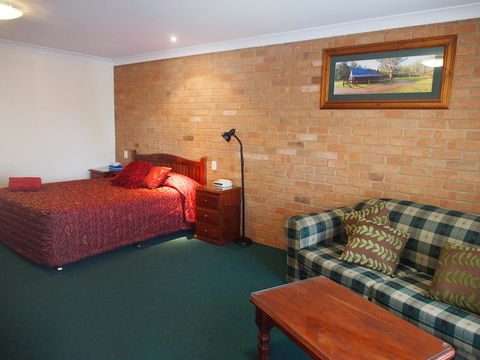 Cobar Town & Country Motor Inn - Click Find 1