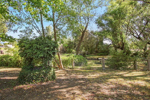 Colonial Inn Guest Rooms - Click Find 1