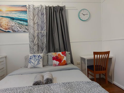 Comfortable Guest Room Closes To Emerald CBD - Who Is Search 0