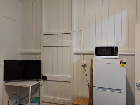 Comfortable Guest Room Closes To Emerald CBD - Who Is Search 3
