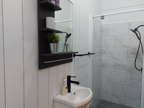 Comfortable Guest Room Closes To Emerald CBD - Who Is Search 1