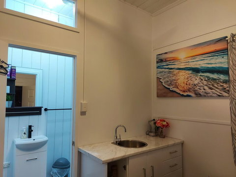 Comfortable Guest Room Closes To Emerald CBD - Who Is Search 2