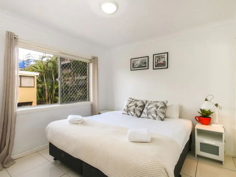 Contemporary 2 Bedroom Beachfront Apartment - Bridge Guide 2