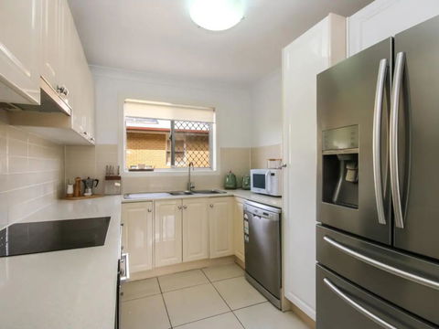 Contemporary 2 Bedroom Beachfront Apartment - Bridge Guide 1