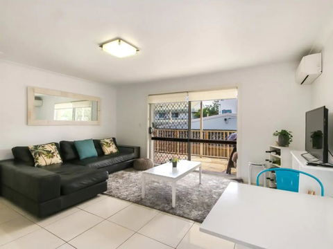 Contemporary 2 Bedroom Beachfront Apartment - Bridge Guide 0