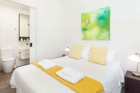 Cosmo Stays - Spacious 3-bedroom Deluxe Townhouse - Click Find 3