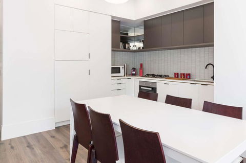 Cosmo Stays - Spacious 3-bedroom Deluxe Townhouse - Click Find 2