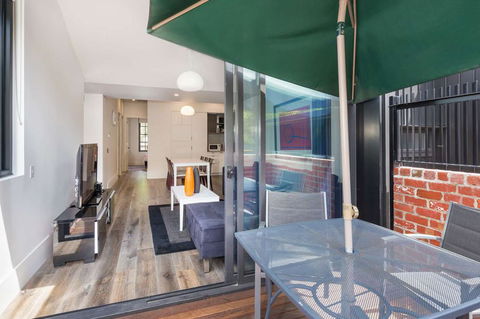Cosmo Stays - Spacious 3-bedroom Deluxe Townhouse - Click Find 0