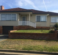 Costa Park Cottage Ena - Armidale - Click Find
